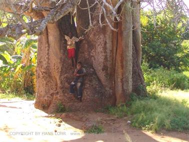 KENYA_2007,_Bob_and_his_village,_DSC04244_2H488