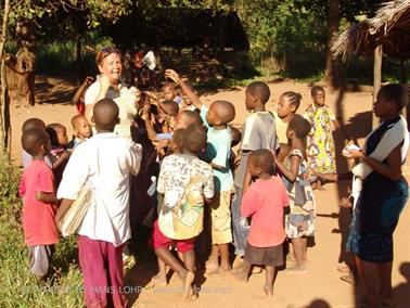 KENYA_2007,_Bob_and_his_village,_DSC04246H488