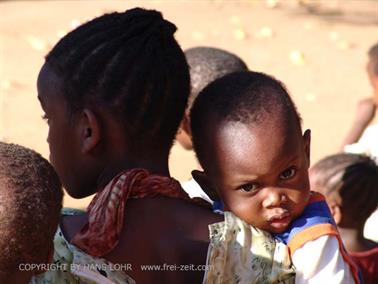 KENYA_2007,_Bob_and_his_village,_DSC04258H488