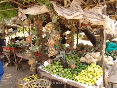 KENYA_2007,_Market_in_Ukunda,_DSC06076H488