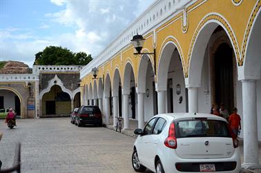 Izamal,-Citytour-in-a-coach,_DSC_5954_b_H600Px