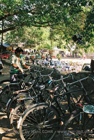 Amarapura,_Myanmar,_335F1000027B_H600