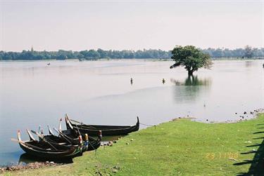 Amarapura,_Myanmar,_338F1000030B_H600