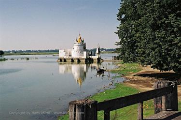 Amarapura,_Myanmar,_339F1000031B_H600