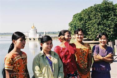 Amarapura,_Myanmar,_342F1000034B_H600