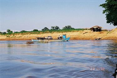 Amarapura,_Myanmar,_353F1020009B_H600