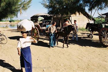 Amarapura,_Myanmar,_356F1020012B_H600