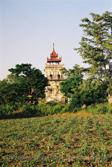 Amarapura,_Myanmar,_364F1020022B_H600