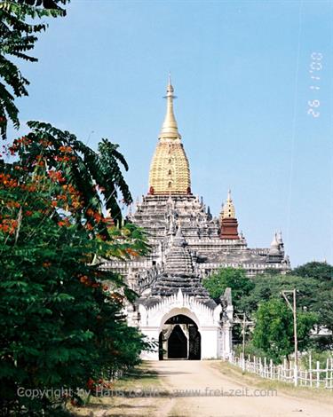 Bagan,_Myanmar,_F1020011b_H600