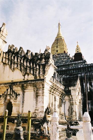 Bagan,_Myanmar,_F1020015b_H600