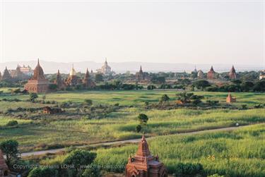 Bagan,_Myanmar,_F1020027b_H600