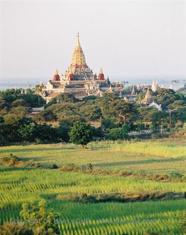 Bagan,_Myanmar,_F1020032b_H600