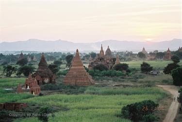 Bagan,_Myanmar,_F1020035b_H600