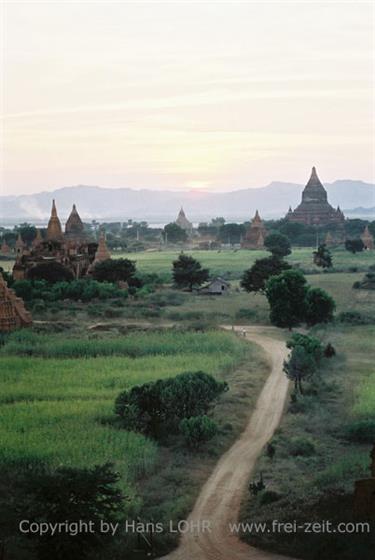 Bagan,_Myanmar,_F1020036b_H600