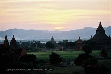 Bagan,_Myanmar,_F1020037b_H600