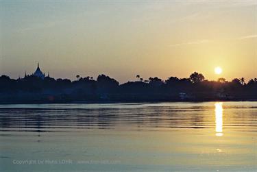 Cruise_Mandalay_to_Bagan,_Myanmar,_367F1020025B_H600