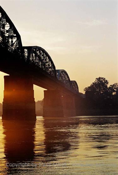 Cruise_Mandalay_to_Bagan,_Myanmar,_368F1020026B_H600