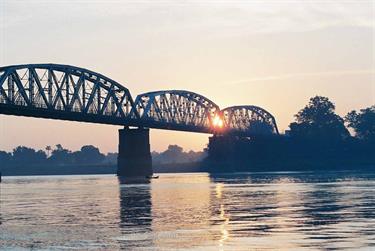 Cruise_Mandalay_to_Bagan,_Myanmar,_369F1020027B_H600