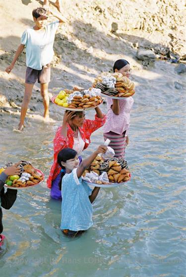 Cruise_Mandalay_to_Bagan,_Myanmar,_378F1030003B_H600