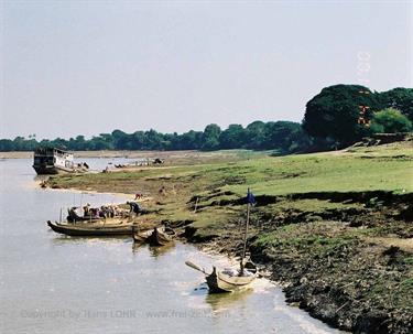 Cruise_Mandalay_to_Bagan,_Myanmar,_387F1030011B_H600