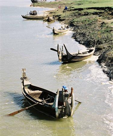 Cruise_Mandalay_to_Bagan,_Myanmar,_389F1030013B_H600