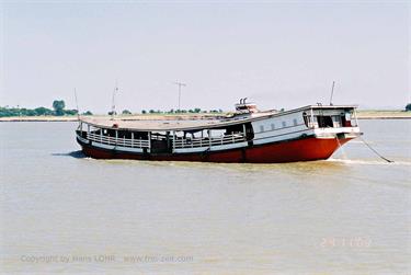 Cruise_Mandalay_to_Bagan,_Myanmar,_392F1030018B_H600