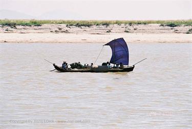 Cruise_Mandalay_to_Bagan,_Myanmar,_396F1030022B_H600