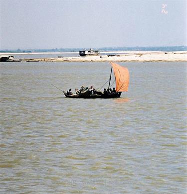 Cruise_Mandalay_to_Bagan,_Myanmar,_397F1030023B_H600