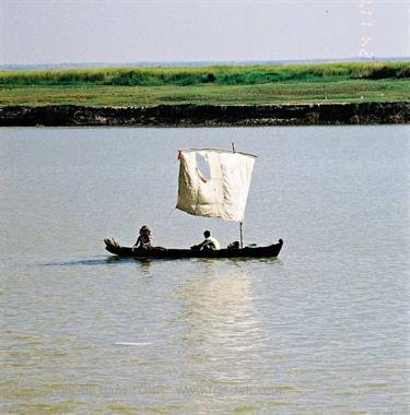 Cruise_Mandalay_to_Bagan,_Myanmar,_400F1030026B_H600