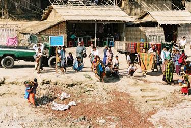 Cruise_Mandalay_to_Bagan,_Myanmar,_401F1030027B_H600