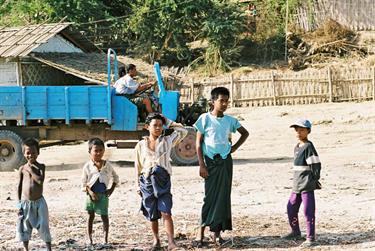 Cruise_Mandalay_to_Bagan,_Myanmar,_404F1030030B_H600