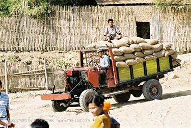 Cruise_Mandalay_to_Bagan,_Myanmar,_405F1030031B_H600