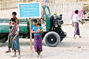 Cruise_Mandalay_to_Bagan,_Myanmar,_409F1030034B_H600