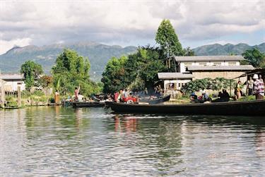 Inle_Lake,_Myanmar,_043F1000008B_H600