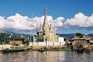 Inle_Lake,_Myanmar,_044F1000009B_H600