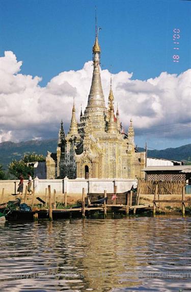 Inle_Lake,_Myanmar,_045F1000010B_H600