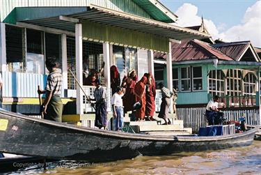 Inle_Lake,_Myanmar,_047F1000012B_H600