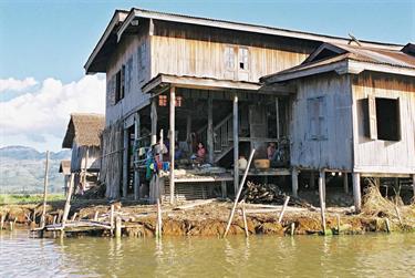 Inle_Lake,_Myanmar,_049F1000014B_H600