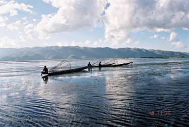 Inle_Lake,_Myanmar,_055F1000020B_H600