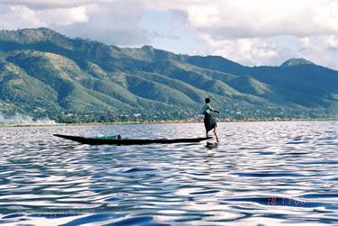 Inle_Lake,_Myanmar,_056F1000021B_H600