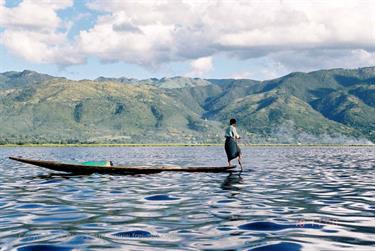 Inle_Lake,_Myanmar,_057F1000022B_H600