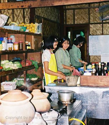 Inle_Lake,_Myanmar,_063F1000028B_H600