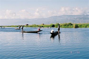 Inle_Lake,_Myanmar,_086F1050019B_H600