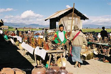 Inle_Lake,_Myanmar,_096F1050028B_H600