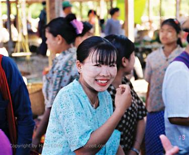 Inle_Lake,_Myanmar,_100F1050032B_H600