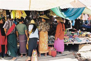 Inle_Lake,_Myanmar,_108F1020003B_H600