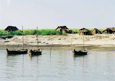 Mingun,_Myanmar,_212F1030033B_H600