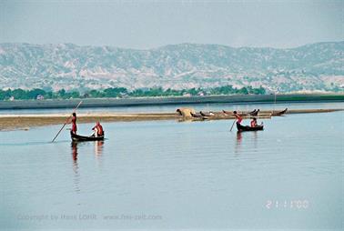 Mingun,_Myanmar,_213F1030034B_H600