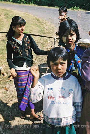 Mount_Popa,_Myanmar,_425F1020019B_H600