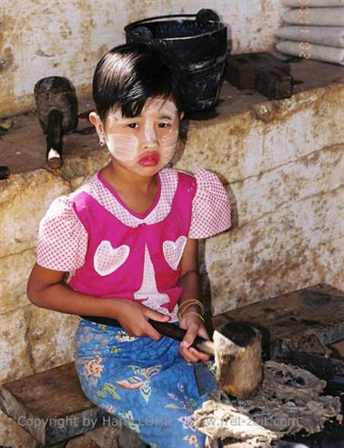 Pindaya,_Myanmar,_194F1030015B_H600